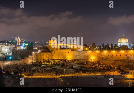 Vue nocturne du paysage urbain de la vieille ville de Jérusalem construite au sommet du Mont du Temple, avec du dôme Siliver de la Mosquée Al-Aqsa et du dôme doré de la roche Banque D'Images