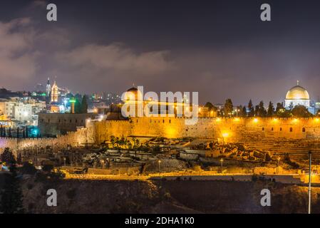 Vue nocturne du paysage urbain de la vieille ville de Jérusalem construite au sommet du Mont du Temple, avec du dôme Siliver de la Mosquée Al-Aqsa et du dôme doré de la roche Banque D'Images