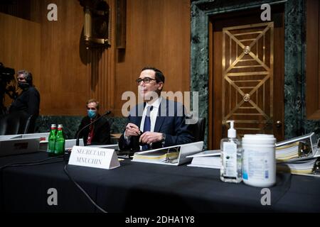 Le secrétaire au Trésor américain Steven T. Mnuchin témoigne devant la Commission de surveillance du Congrès lors d'une audition intitulée "examen des prêts aux entreprises essentielles au maintien de la sécurité nationale" à Capitol Hill à Washington, DC, le jeudi 10 décembre 2020.Credit: Sarah Silbiger / Pool via CNP | usage dans le monde entier Banque D'Images