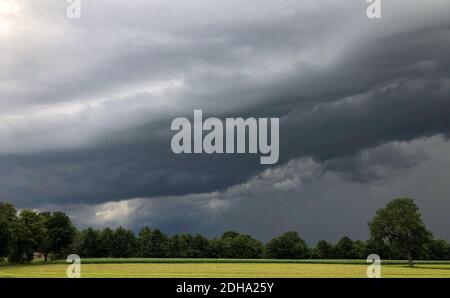 L'arrivée d'une grande tempête, tempête ou ouragan sur le paysage de campagne. Banque D'Images