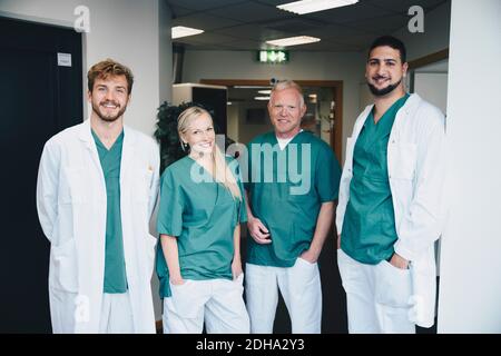 Portrait de collègues médicaux multiethniques debout à l'hôpital Banque D'Images