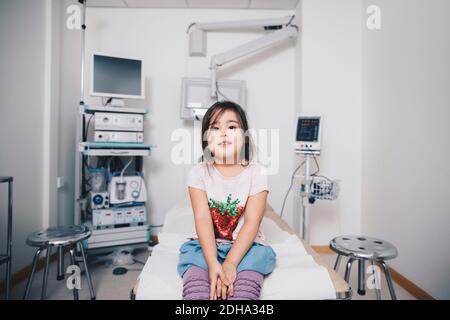 Portrait d'une fille assise sur le lit à l'hôpital Banque D'Images