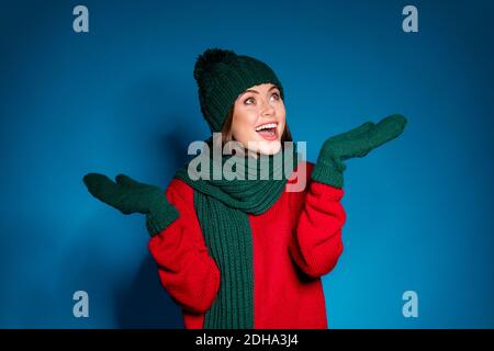 Photo d'une fille excitée dans un chapeau doux chaud tenir la main look copyspace impressionné automne flowant flocons de neige attrape les moufles porter pull pull-over isolé Banque D'Images