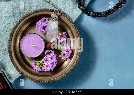 Bannière d'aromathérapie avec un lieu pour le texte. Bougie aromatique, flacon de parfum, fleurs en vain et bracelet lave, tiré d'abo Banque D'Images