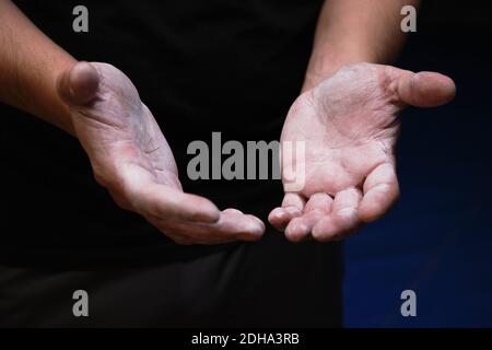 Mains de sexe masculin enduites de poudre de magnésium prête à l'entraînement. Gros plan. Banque D'Images