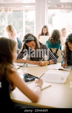 Female students studying in classroom Banque D'Images