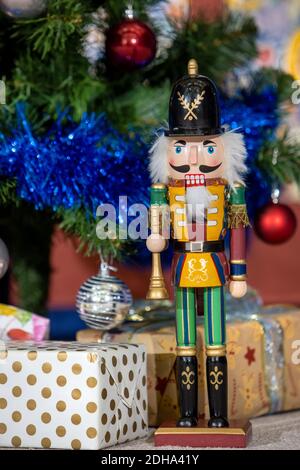 Casse-noisette jouet en bois debout devant un arbre de Noël décoré Dans English House Banque D'Images