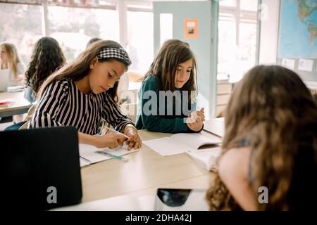 Les étudiantes étudient à la table en classe Banque D'Images