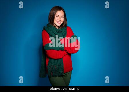 Photo d'une jeune fille adorable et attrayante bras pliés enrayant sourire attendez le centre commercial familial avant les vacances portez un chandail rouge vert écharpe pantalon gants Banque D'Images