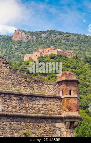 Fortifications conçu par le marquis de Vauban à Villefranche-de-Conflent, département des Pyrénées-Orientales, Languedoc-Roussillon, France. 12 gr Banque D'Images