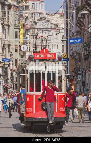 Istanbul, Turquie. Le tramway Nostalgique de Tünel à la place Taksim à Istiklal Caddesi, l'une des principales rues commerçantes d'Istanbul. Banque D'Images