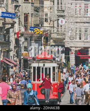 Istanbul, Turquie. Le tramway Nostalgique de Tünel à la place Taksim à Istiklal Caddesi, l'une des principales rues commerçantes d'Istanbul. Banque D'Images