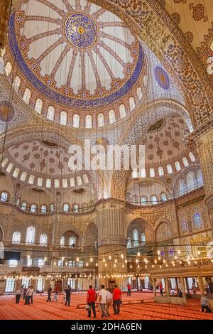 Istanbul, province d'Istanbul, Turquie. Intérieur de la mosquée Sultan Ahmet ou mosquée Sultanahmet, également connue sous le nom de Mosquée bleue. La mosquée fait partie de Banque D'Images