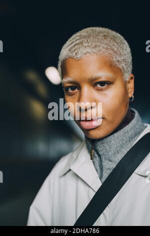 Portrait of young woman standing in corridor Banque D'Images