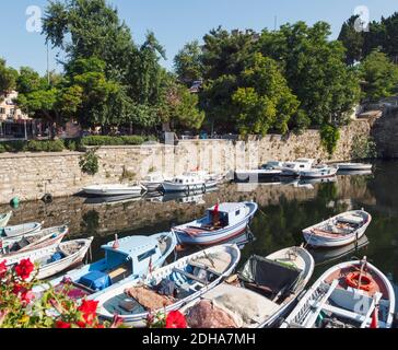 Gelibolu, province de Canakkale, Turquie. Bateaux de pêche dans le port. Banque D'Images