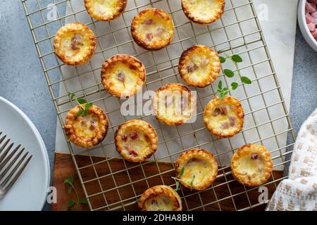 Mini quiches au jambon et au fromage Banque D'Images