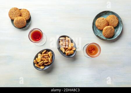 Une photo de deux verres de vin doux avec des biscuits et des noix, tiré du dessus Banque D'Images