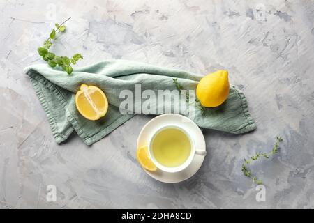 Une tasse de thé vert avec des citrons et des herbes, tiré par le haut Banque D'Images