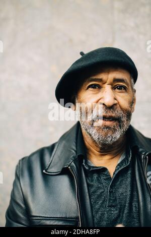 Portrait de l'homme âgé contre le mur Banque D'Images