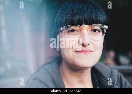Portrait en gros plan d'une femme souriante portant des lunettes Banque D'Images