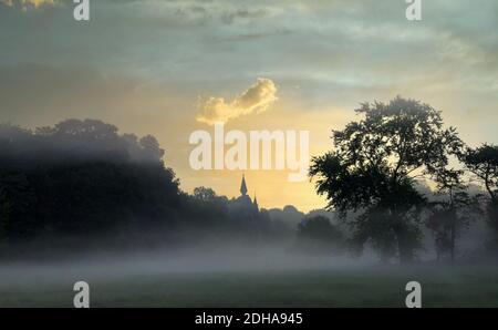 Un ciel spectaculaire sur un paysage brumeux Banque D'Images