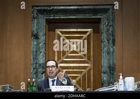 Washington, États-Unis. 10 décembre 2020. Le secrétaire au Trésor Steven Mnuchin témoigne devant la Congressional Oversight Commission lors d'une audience sur les entreprises critiques pour la sécurité nationale, à Capitol Hill à Washington, DC, le jeudi 10 décembre 2020. Photo de piscine par Sarah Silbiger/UPI crédit: UPI/Alay Live News Banque D'Images