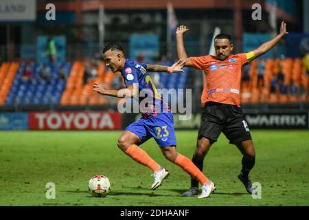 Kevin Deeromram (L) de Port FC en action pendant la ronde Chang FA Cup 2020, 32 équipes finales match entre Port FC et MOF Customs United F.C. au stade PAT.( score final; Port FC 6:3 Muangthong United F.C.) Banque D'Images