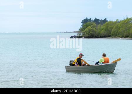 Canterbury Nouvelle-Zélande - novembre 20 2020;deux hommes en petit bateau dans la pêche en rivière. Banque D'Images