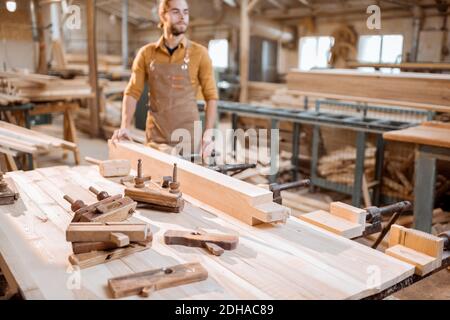 Établi avec d'anciens outils de menuiserie vintage et menuisier sur le expérience dans la boutique Banque D'Images