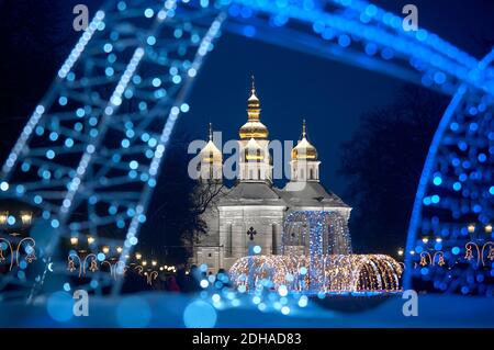 L'église de Catherine dans les lumières de Noël Banque D'Images