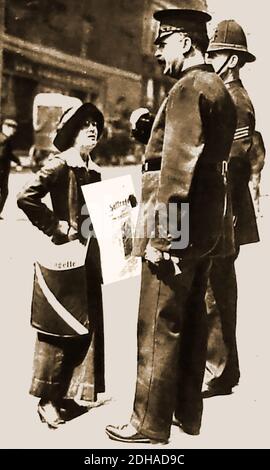 Une photographie inhabituelle du vendeur de journal suffragette devant la police dans la rue.le journal a été édité par Christabel Pankhurst. Banque D'Images