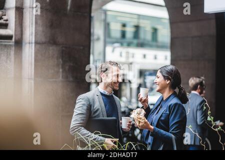 Des gens d'affaires heureux avec un café au café-terrasse Banque D'Images