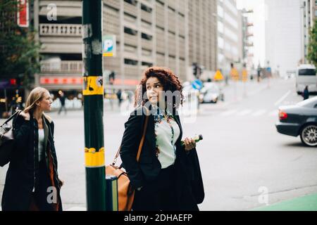 Des collègues d'affaires marchent à pied dans la ville Banque D'Images