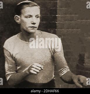 Un vieux portrait de Jimmy Wilde, champion britannique de boxe poids-mouche du monde. ---- William James Wilde (1892 –1969) était un boxeur professionnel gallois qui a concouru de 1911 à 1923. Les titres comprenaient 1916 titre de poids de vol mondial de l'IBU; titre de poids de vol européen de l'EBU (deux fois) 1914/16/17; BBB du titre de poids de vol britannique de C en 1916 et titre de poids de vol britannique du National Sporting Club de 1916 à 1918. Il a été considéré par certains comme le plus grand combattant britannique de tous les temps parce qu'il pouvait battre bantamballests et poids plume, et a la plus longue série non battue enregistrée dans l'histoire de la boxe. Banque D'Images