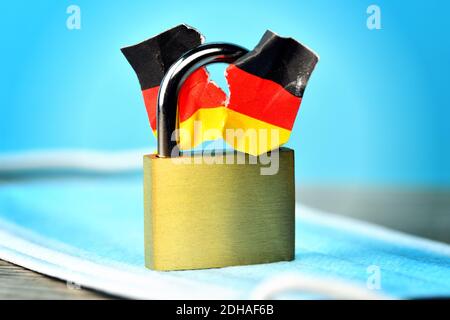 Geschlossenes Vorhängeschloss mit angerissener Deutschlandfahne, Spaltung der Gesellschaft durch den Lockdown Banque D'Images