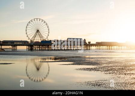 Blackpool's Central Pier au coucher du soleil. Banque D'Images