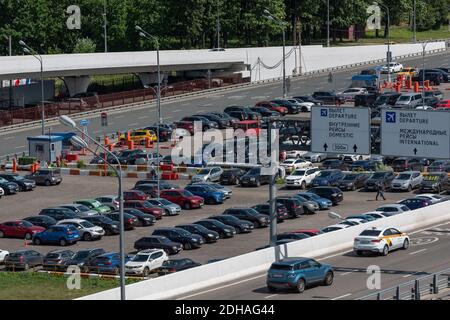 2 Juillet 2019 Moscou, Russie. Voitures dans un parking près de l'aéroport international de Vnukovo à Moscou. Banque D'Images