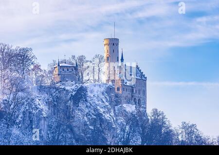 Château de Winterly Lichtenstein en paysage enneigé, Honau, municipalité de Lichtenstein près de Reutlingen, Swabian Alb, Allemagne. Banque D'Images