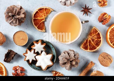 Carte de vœux de Noël avec thé, biscuits, oranges séchées et autres décorations de vacances d'hiver, coup de pied plat au plafond Banque D'Images