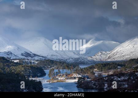 Lever du soleil au Loch Affric, Glen Affric, Highland, Écosse Banque D'Images