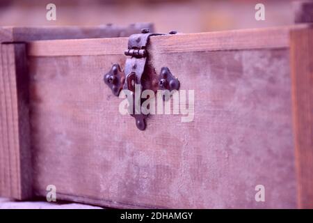 Ancien cadenas en bois moldy utilisé pour stocker une bouteille de vin. Banque D'Images