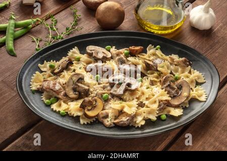 Avec des pâtes aux champignons Ingrédients sur un fond rustique en bois foncé Banque D'Images