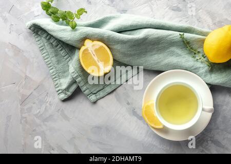 Une tasse de thé vert avec des citrons et des herbes, tiré d'en haut Banque D'Images