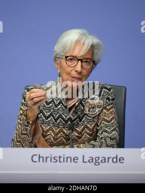 (201210) -- FRANCFORT, le 10 décembre 2020 (Xinhua) -- la présidente de la Banque centrale européenne (BCE), Christine Lagarde, prend la parole lors d'une conférence de presse au siège de la BCE à Francfort, en Allemagne, le 10 décembre 2020. La Banque centrale européenne (BCE) a déclaré jeudi qu'elle avait décidé d'étendre le programme d'achat d'urgence en cas de pandémie (PEPP) de 500 milliards d'euros supplémentaires (605 milliards de dollars américains) et de prolonger la durée du programme au moins jusqu'à la fin de mars 2022, dans le cadre d'un nouveau plan de relance pour soutenir l'économie. (ECB/document via Xinhua) À USAGE ÉDITORIAL UNIQUEMENT. NON À VENDRE POUR LE MARKETING OU ADVERTISIN Banque D'Images