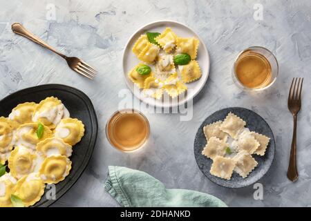Cuisine italienne. Un assortiment de raviolis variés, photographiés d'en haut avec des verres de vin Banque D'Images