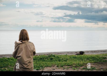 Vue arrière de la femme regardant la mer contre le ciel Banque D'Images