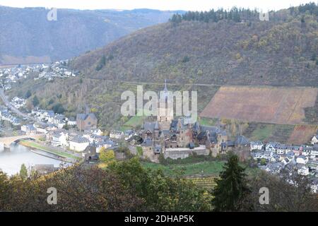 Vue sur Cochem en automne Banque D'Images