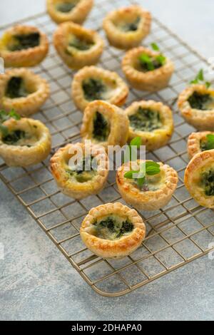 Mini quiches aux épinards fraîchement cuites Banque D'Images