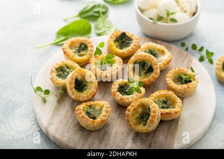 Mini quiches aux épinards fraîchement cuites Banque D'Images