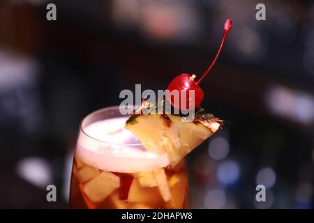 cocktails de bière et fruits sur une table de barman Banque D'Images